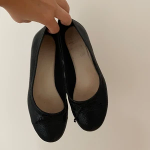 Ballerinaskor - Snygga ballerinaskor som tyvärr är för små för mig! En väldigt mörkgrön färg, ser nästan svarta ut i vissa ljus🥰 Från vagabond