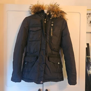 Vinterjacka hollies - Vinterjacka hollies storlek 36 pris går att diskutera vid snabb affär 