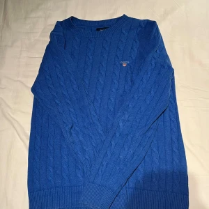 Gant sickad tröja - Stickad tröja av gant, fin blå färg och väldigt bra skcik.  Tveka inte på att skriva om du undrar över något😁 