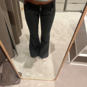 Skitsnygga jeans  - Midja:42 Innerben: 77 ASSNYGGA jeans som sitter så sjukt bra! Endast de bilderna i annonsen Jag ör 162 och har vanligtvis 36/38