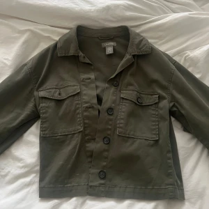 Grön jacka  - Säljer min jättefina jacka från Lindex, gammal men nästintill oanvänd 