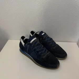 Philippe model trpz  - Säljer ett par riktigt fräscha trpz som passar höst och även vinter. Storlek 43 och i ett bra skick (8-10). Inga defekter än lite smuts som går att rengöra👌. Priset är ej hugget i sten