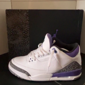 Jordan 3 Dark Iris, nyskick - ORIGINAL BOX+KVITTO/ORDERBEVIS Säljer nu mina J3or pågrund av att jag inte riktigt använder dem, just nu ligger de på som billigast 356$+ frakt på StockX,runt 4000kr alltså.  Endast använda 1-2 men fortfarande i nyskick.  Inga skambud👍 Mvh Edvin.