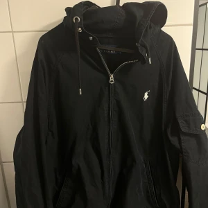 POLO RALPH LAUREN JACKA - Polo Ralph Lauren Jacka. Säljer för jag använder inte den längre. Skick 9/10 , nypris 2500kr. 