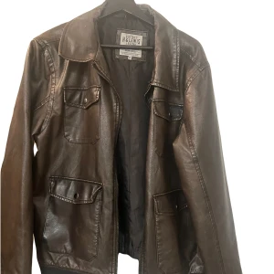 Cool läderjacka - Köpt second hand, defekter fanns i kragen när jag köpte, men inget som syns när jackan är på :) snygg oversized 