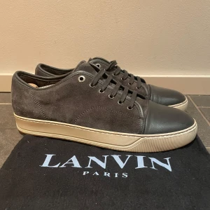 Lanvin UK9 - Sjuuukt feta Lanvins i elephant gray storlek 43-44 uk9 Riktigt feta men tyvärr aningen stora för mig.  Hör sv dig vid minsta lilla fråga
