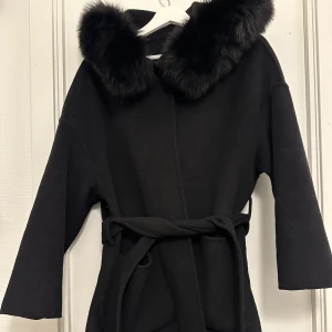 Kappa - Säljer en fin kappa med äkta päls. Storlek Onesize