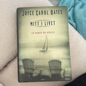 Mitt i livet - Säljer boken 'Mitt i livet' av Joyce Carol Oates, en roman om kärlek. Boken är i bra skick och har en stämningsfull . Perfekt för dig som gillar djupa och känslosamma berättelser.
