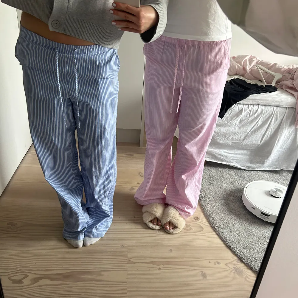 Säljer (endast de blåa!!) mina finaste randiga pyjamasbyxor från Stradivarius. Storlek S. Byxorna är i jättefint skick. Nypris 299. Skriv om ni har några frågor💙🤍💙🤍. Jeans & Byxor.