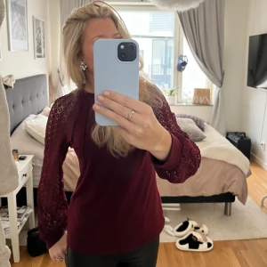 Blus - Jätte fin vin röd blus, passar storlek XS och S. Använd endast 1 gång och känner att färgen inte passar mig❣️❣️