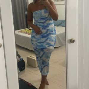 Klänning - Storlek S/M Endast använd en gång. Super fin, kan stylas upp och ner.