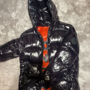 Save the duck jacka - Säljer nu en vinter jacka från save the duck, ny pris ligger på typ 4000 medans vårt pris endast 1699 hör av er vid fler frågor eller funderingar 