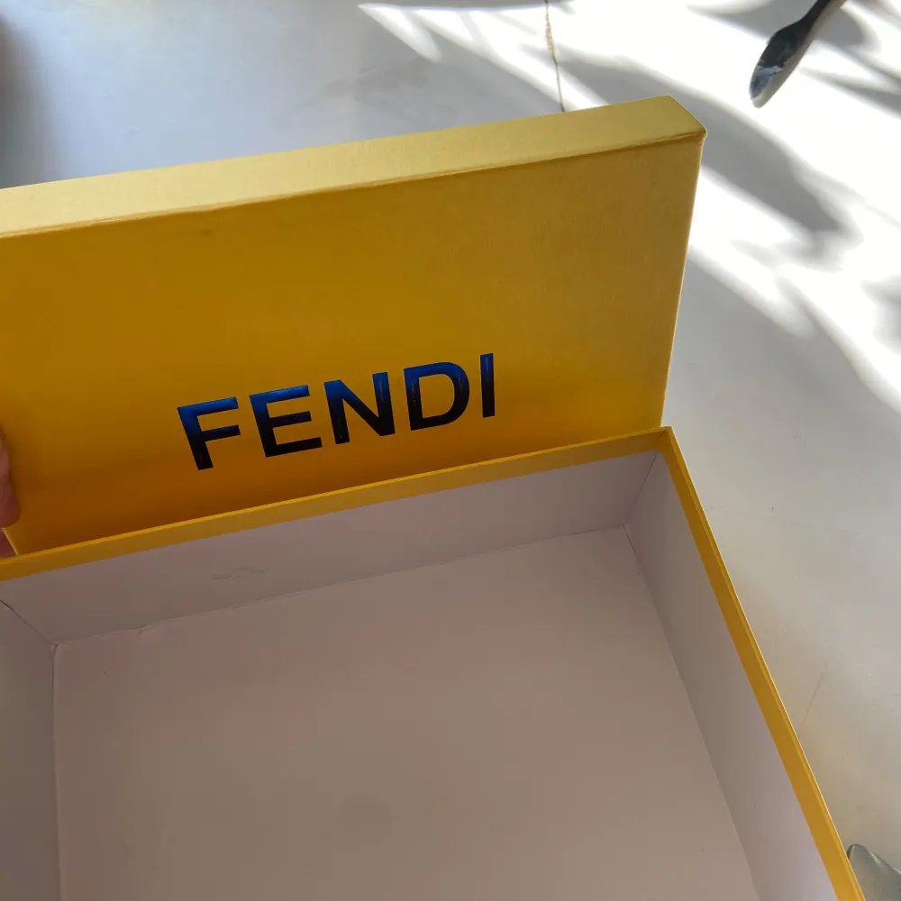 En svart fendi keps. Super kvalitet till bra pris. Pris kan sänkas nån hundring vid snabb affär. Accessoarer.