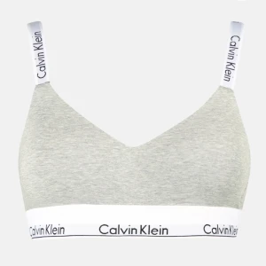 Calvin Klein bh - Säljer min jättefina calvin klein bh🥰 Den är välanvänd och banden är lite färgade från brun utan sol.. Men om det önskas skulle jag kunna försöka få bort det så mycket som möjligt 🙏🏼🥰 Kom privat för egna bilder! Nypris: Ca 549kr