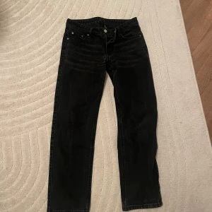 Jeans - Svarta straight jeans från weekday