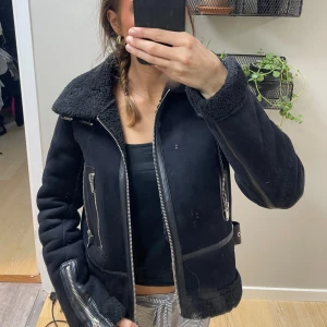 Höst/vinter jacka - Jättefin Zara jacka, Funkar till både vinter och höst!! Priset kan diskuteras❤️ (Spegeln är smutsig)