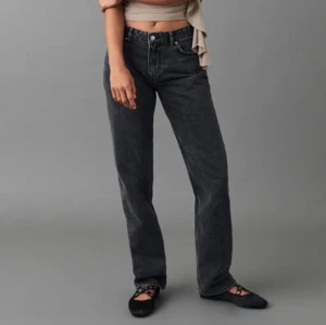 Svarta jeansbyxor - Säljer ett par snygga svarta jeansbyxor i mycket bra skick. De är Lågmidjade/midwaist och väl omhändertagna. Skriv för egna bilder 