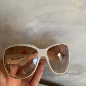 vintage solglasögon  - så fina solglasögon från b.young, tyvärr passar dem inte mig så bra ☹️ så väljer att sälja vidare 💞 använd gärna köp nu 😊
