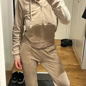 Juicy Couture Mjukisset - Säljer ett supermjuk och bekväm beige mjukissett. Inga slitage, storlek M. Båda delarna för priset :)