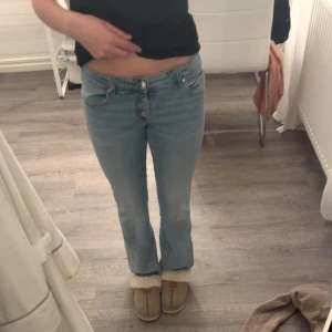 Ljusblå jeans med bootcut - Säljer ett par ljusblå jeans i bootcut från Gina young, bra skicka använda ett fåtal gånger.