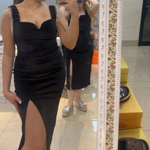 Svart klänning med pärldetaljer - Helt nytt sammet klänning aldrig använt från Dubai 