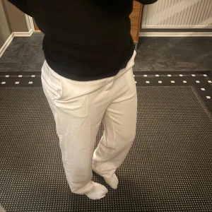 Vita byxor från Gina Tricot - Säljer ett par stilrena vita byxor från Gina Tricot i storlek 34. De har en klassisk design med normal passform, tyvärr en fläck längst ned på benet Inget som uppmärksammas skriv för fler bilder💓använda Max 3 gg, köpta för 500 priset kan diskuteras