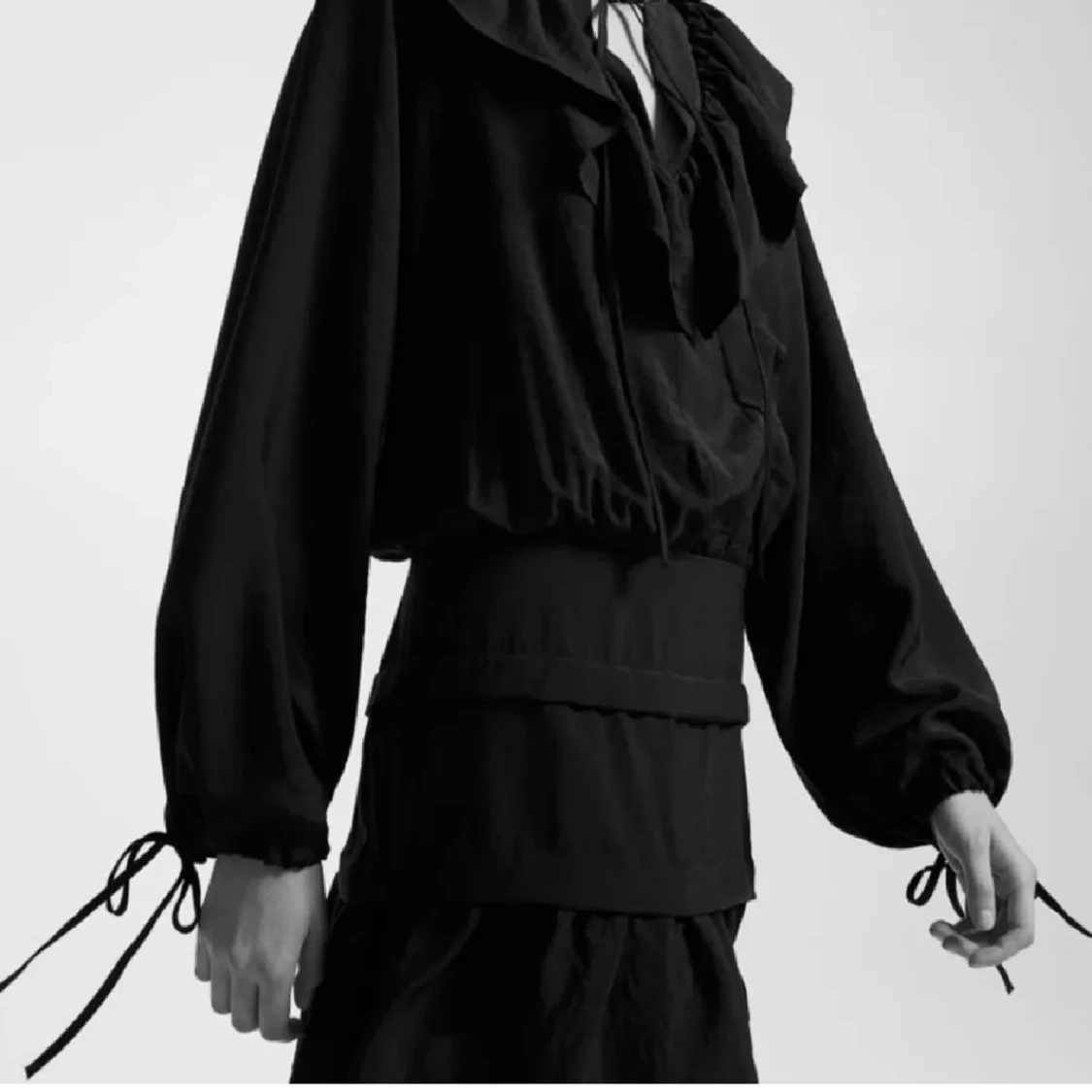 Svart klänning med volangdetaljer - 90