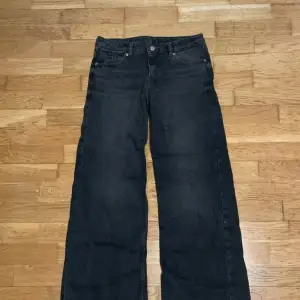 Säljer ett par mid/hög midjade jeans från monki, endast använda 1-2 gånger! Mått: Midjan är 87cm, och innerbenslängden är 83cm