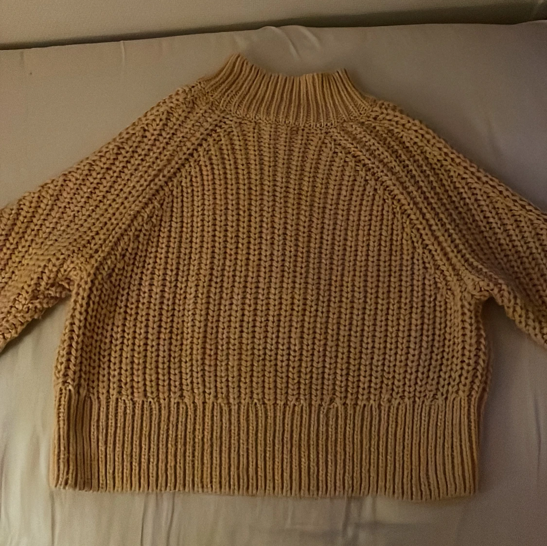 Gul stickad tröja - 91