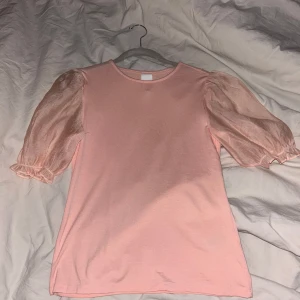 Rosa topp med puffärmar från H&M - Säljer en söt rosa topp från H&M i storlek S. Den har puffiga ärmar! Helt ny aldrig använd💕