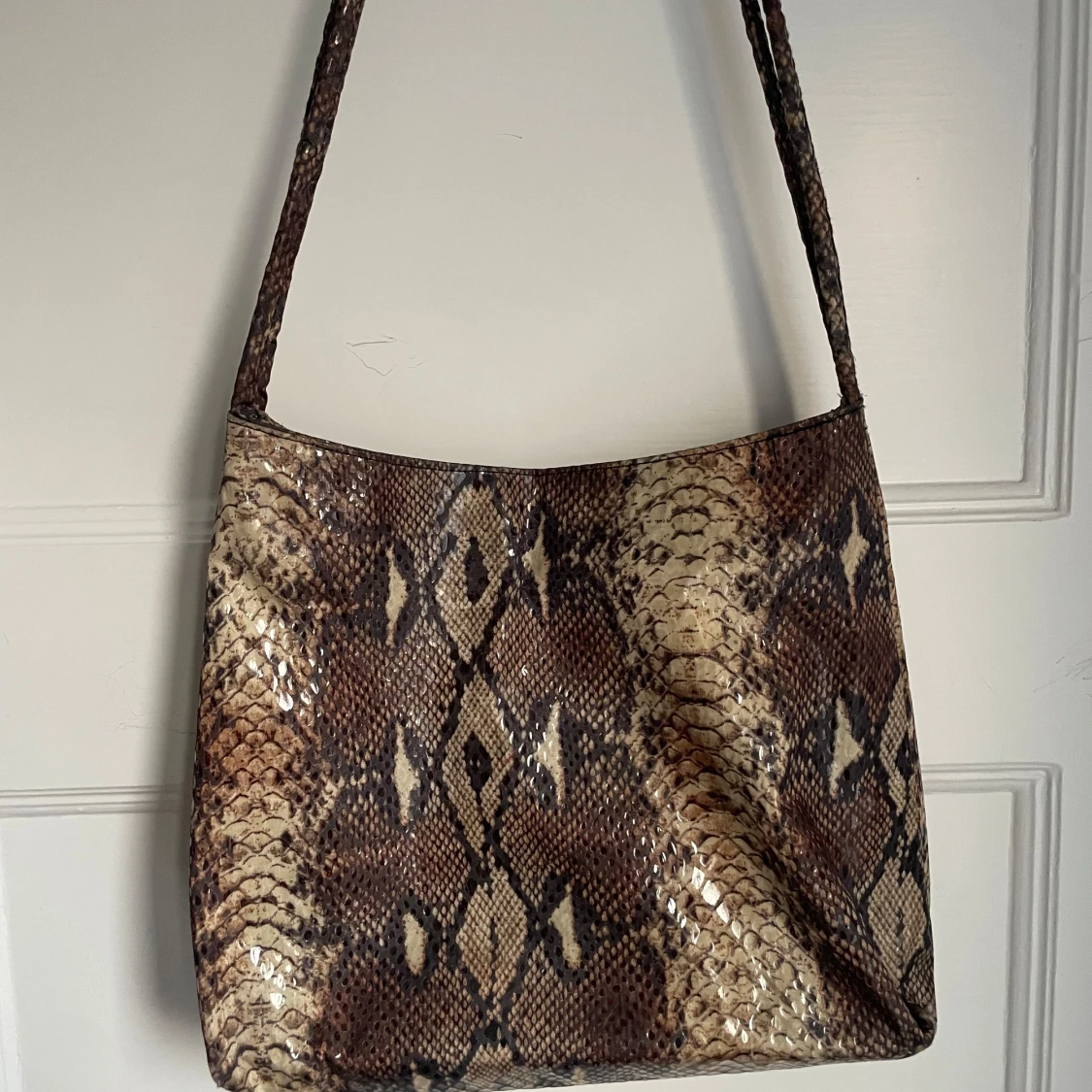 Ormmönstrad axelväska - 90