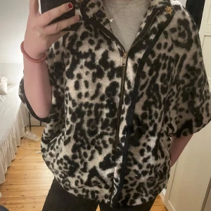 Svart vit Flis  - Säljer min jätte fina flis som är svart och vit, den har trekvarts ärmar och en guldig dragkedja 💕