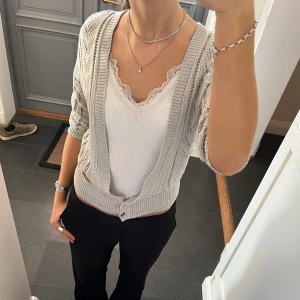 Grå stickad kofta  - Trekvartsärmad kofta från Pepe Jeans i storlek S. Fint skick. Använd gärna köp nu!