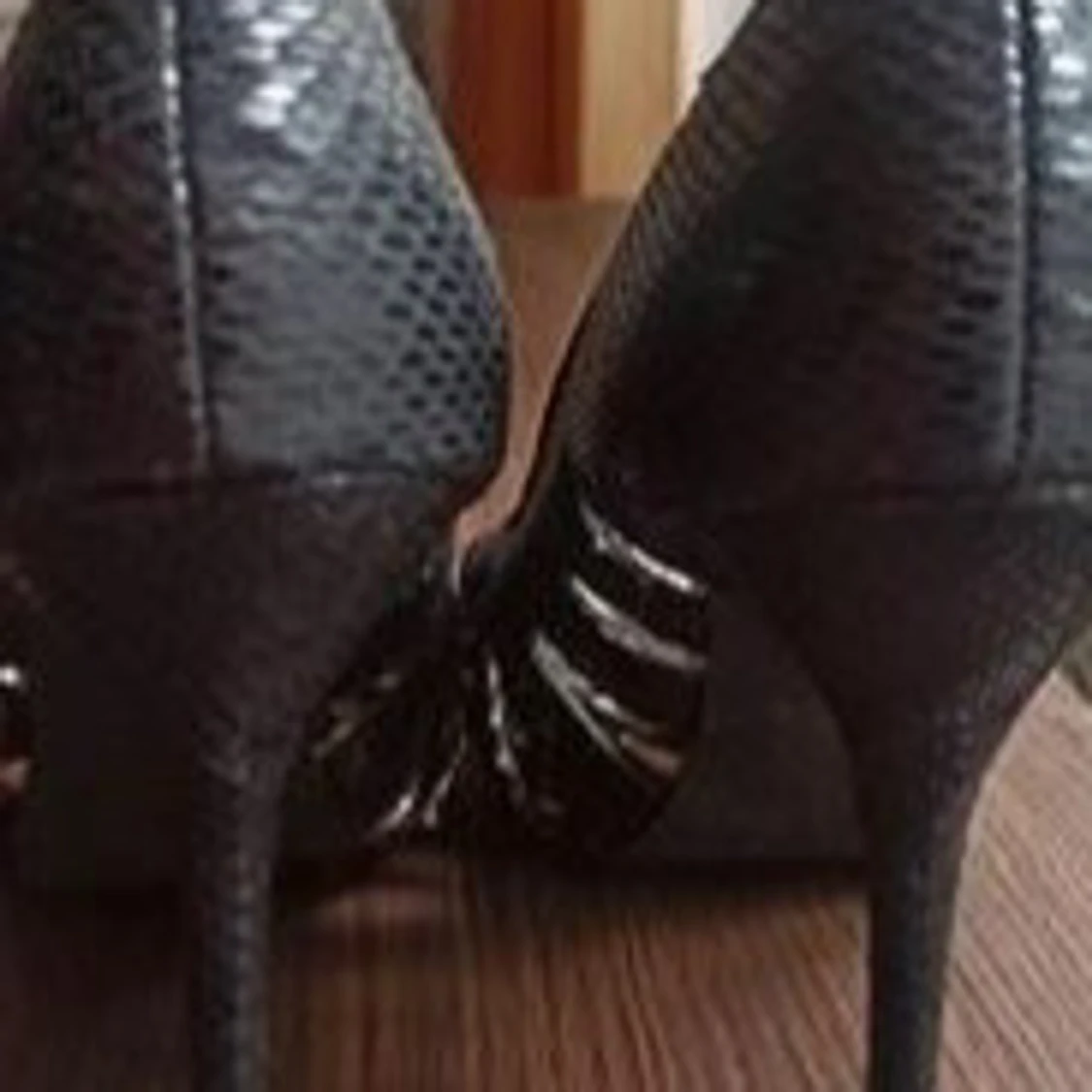 Svarta pumps med ormskinnsmönster