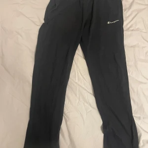 Svarta mjukisbyxor från Champion - Säljer ett par mörkblå mjukisbyxor från Champion i storlek medium. Mycket bra skick. 