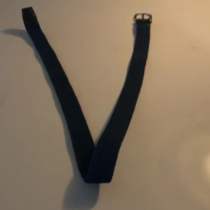 Blått bälte med silverfärgat spänne (105 cm) - säljer ett mörkblått flätat bälte. Fel köp är anledning att jag säljer