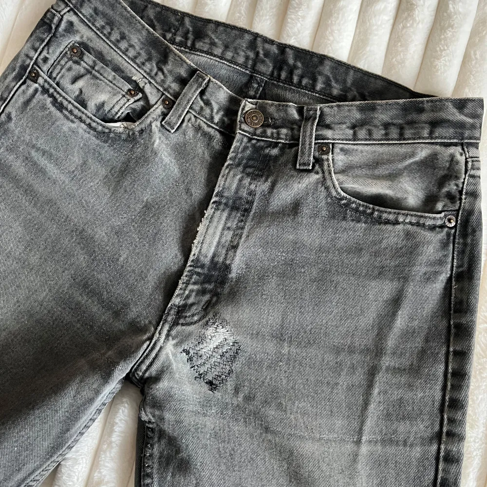 Säljer ett par otroligt snygga vintage Levis, W 33 L 34. Passar en 36/38. Se bilder för detaljer. Jeans & Byxor.