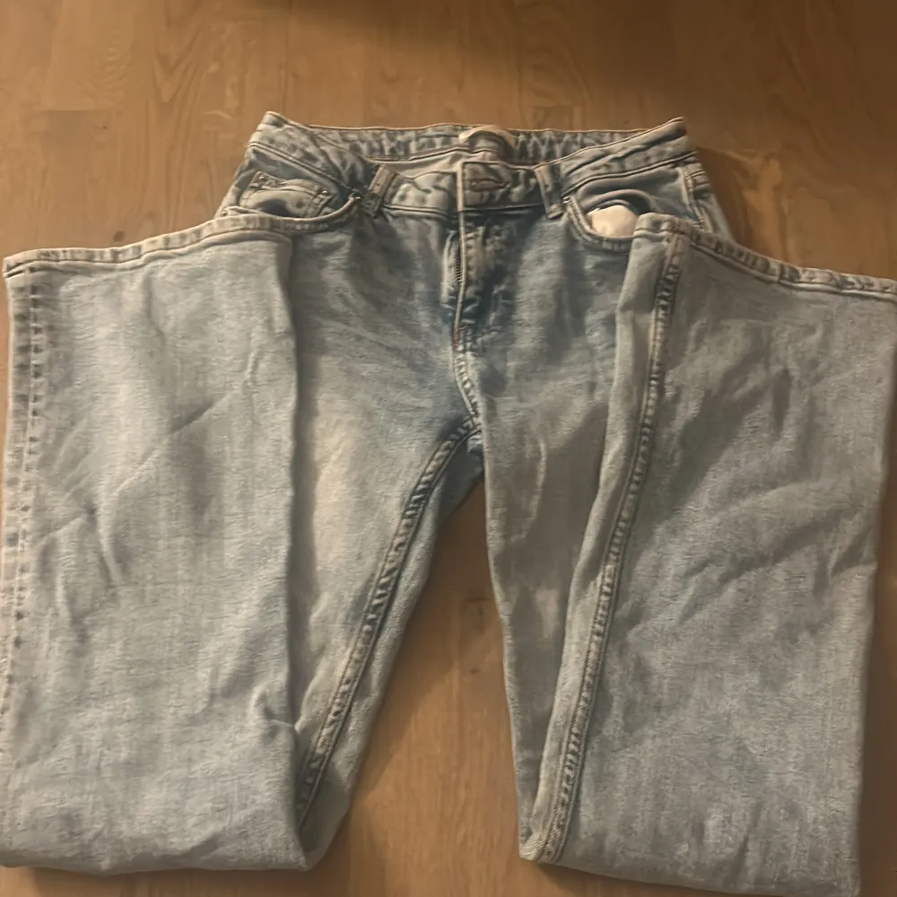 Säljer ett par ljusblå bootcut/straight jeans från Gina Young❤️ har en klassisk femficksdesign och en knappgylf. Passformen är normal och de är riktigt bekväma att ha på sig❤️ . Jeans & Byxor.