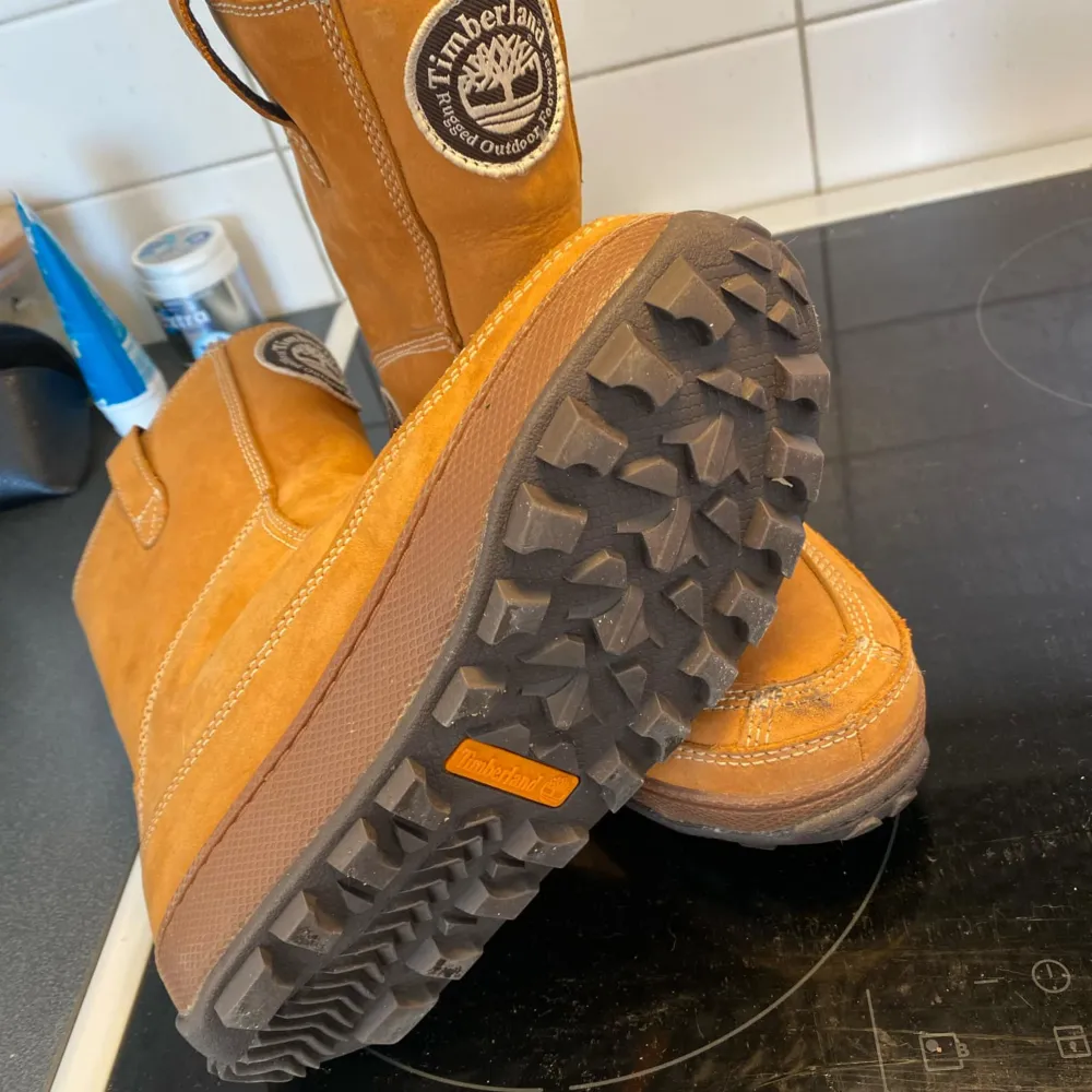 Säljer ett par robusta och snygga bruna Timberland boots Perfekta för höst och vinter med sin slitstarka sula och varma insida. De har en cool logga på sidan och är i mycket bra skick. Perfekta för både stad och natur!. Skor.