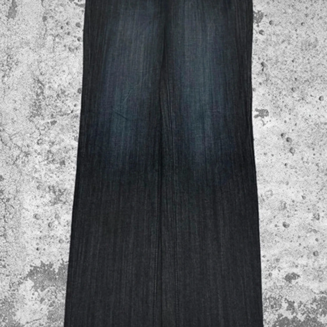 Mörkblå jeans med broderade bakfickor