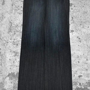 Mörkblå jeans med broderade bakfickor - Säljer ett par snygga mörka jeans med coola broderade detaljer på bakfickorna. De har en klassisk femficksdesign och en bekväm passform. Perfekta för både vardag och fest! 🕺Midja: 80cm.   Total längd: 106cm.    Ben: 18cm.  