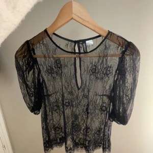 Svart spetsblus - Svart spetsblus från hm
