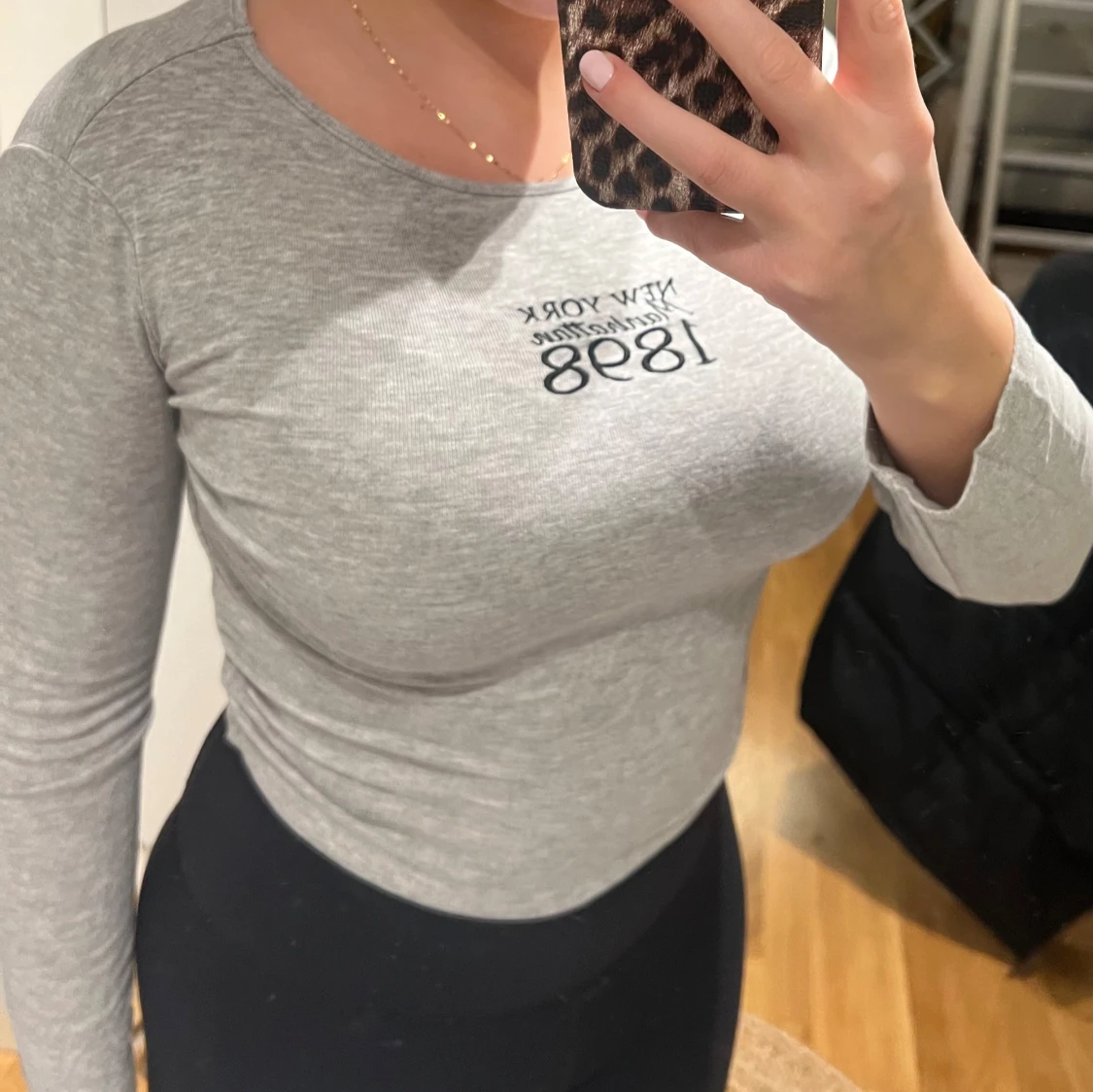 Grå långärmad tröja