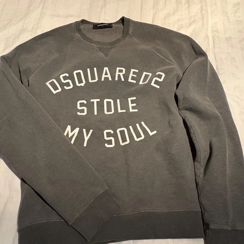 Säljer en grå sweatshirt från Dsquared2. Tröjor & Koftor.