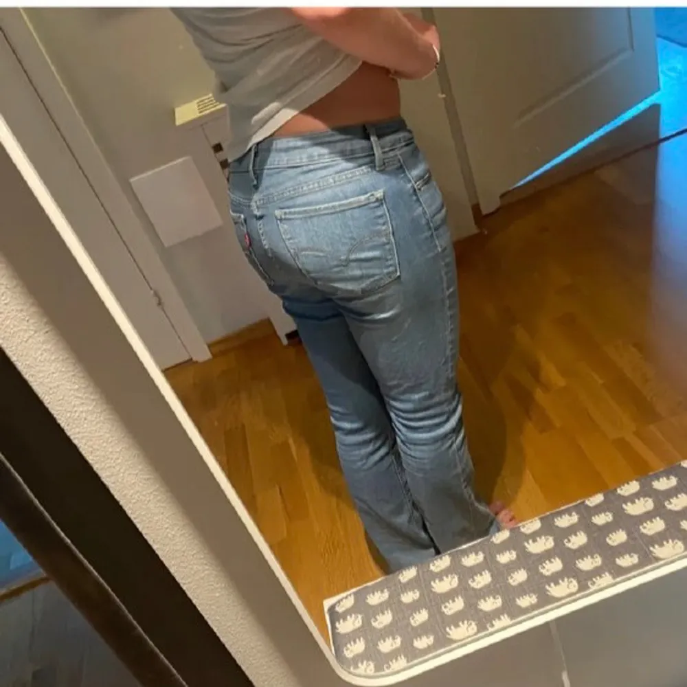 Skit snygga lågmidjade bootcut jeans från Levis! Inga bilder på då de är förstora.  Midjemått rakt över är 40cm. Innerbenslängd är 80 cm Grenhöjd är 21 cm💗. Jeans & Byxor.