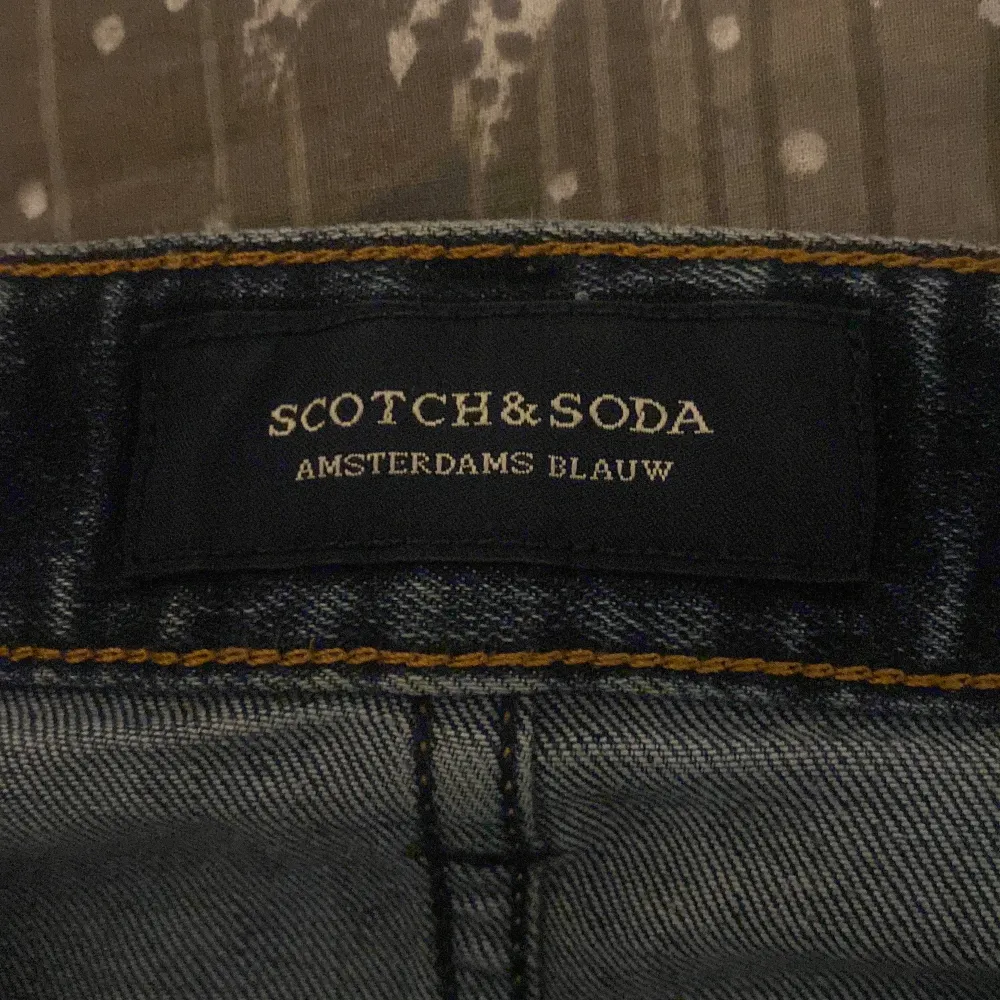 Säljer ett par snygga blå jeans från Scotch & Soda, modell Ralston. De är i slim fit Stl W28 L30. Hör av dig vid fler bilder eller frågor.. Jeans & Byxor.