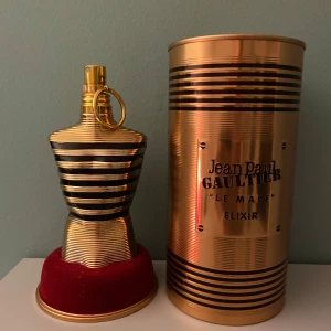 Jean Paul Gaultier Le Male Elixir - Säljer denna jpg la male elexir parfymen. Parfymen är en otroligt fin doft med vanilj honung och tobak, perfekt för vintern/hösten. Det är ungefär 115 Ml kvar i flaskan. Kan ta emot byten Mvh Alexander 