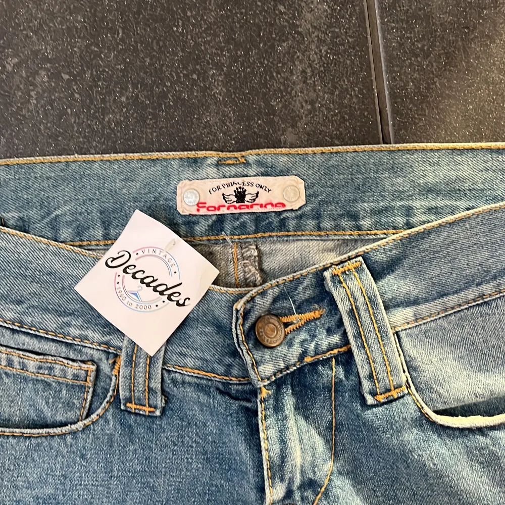 Väldigt lågmidjade bootcut jeans i bra skick. De är väldigt långa så jag har vikt upp de. Midjemått: 80 Innerbenslängd:90. Jeans & Byxor.