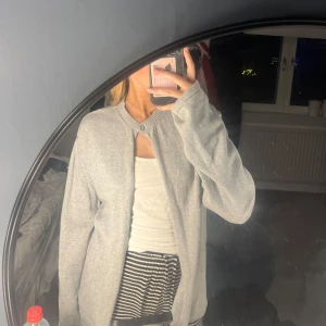 Grå kofta från Djerf Avenue - Säljer en superfin grå kofta från Djerf Avenue✨Den är i nytt skick då jag aldrig använt den💕Nypris 1300kr, lite stor i storleken 