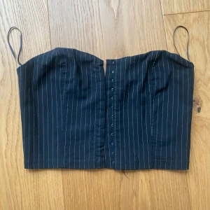 Randig korsettopp - Randig korsettopp från New Yorker. Perfekt för festligare tillfällen och omfamnar kroppen fint😌 Söm som gått upp (sista bilden) men inget som märks av något vidare när man har på sig den. 